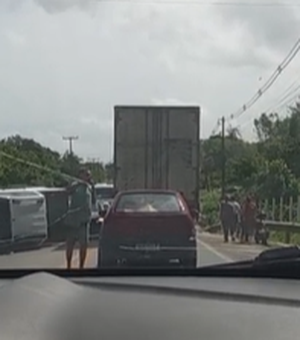 Caminhonete com dois ocupantes capota e congestiona trecho da BR-316, em Satuba