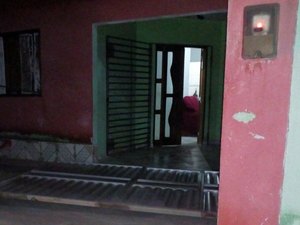 Mãe abandona filhos ao lado de comida estragada e fezes de cachorro