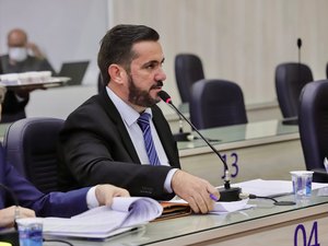 Leonardo Dias cobra construção de creches em Maceió