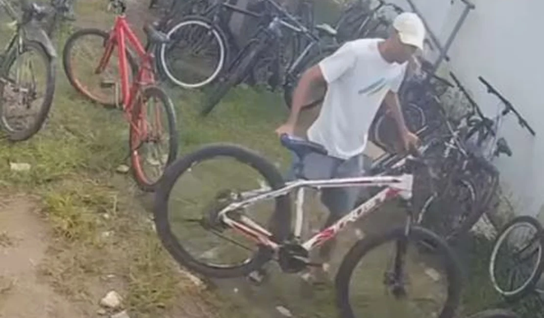 Imagens de câmeras flagram furto de bicicleta em escola no Vergel do Lago, em Maceió