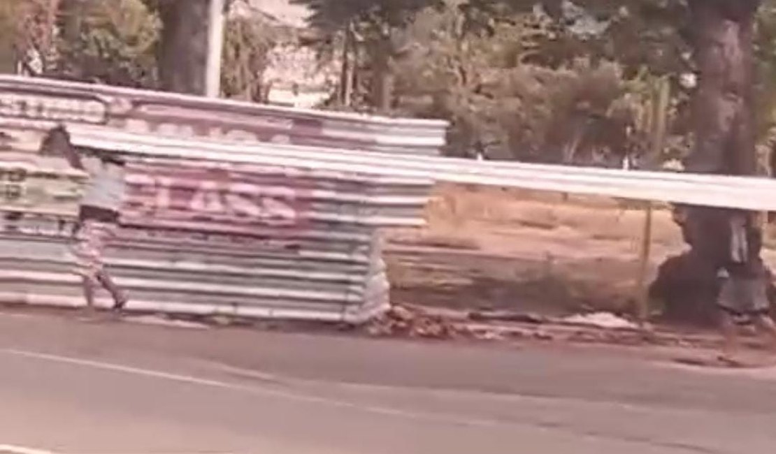 Dupla furta tapumes e atrapalha obra de revitalização da Praça Sinimbu