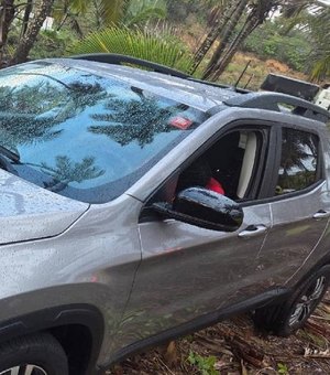 Jovem é encontrado morto dentro de carro em Riacho Doce; polícia investiga