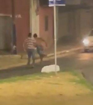 Homem sob efeito de entorpecentes agride pedestres na Perucaba e é contido por populares