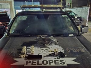 Suspeito de tráfico morre após troca de tiros e polícia apreende arma e drogas em Porto Calvo