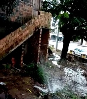 Cano quebrado desperdiça água potável em Maragogi
