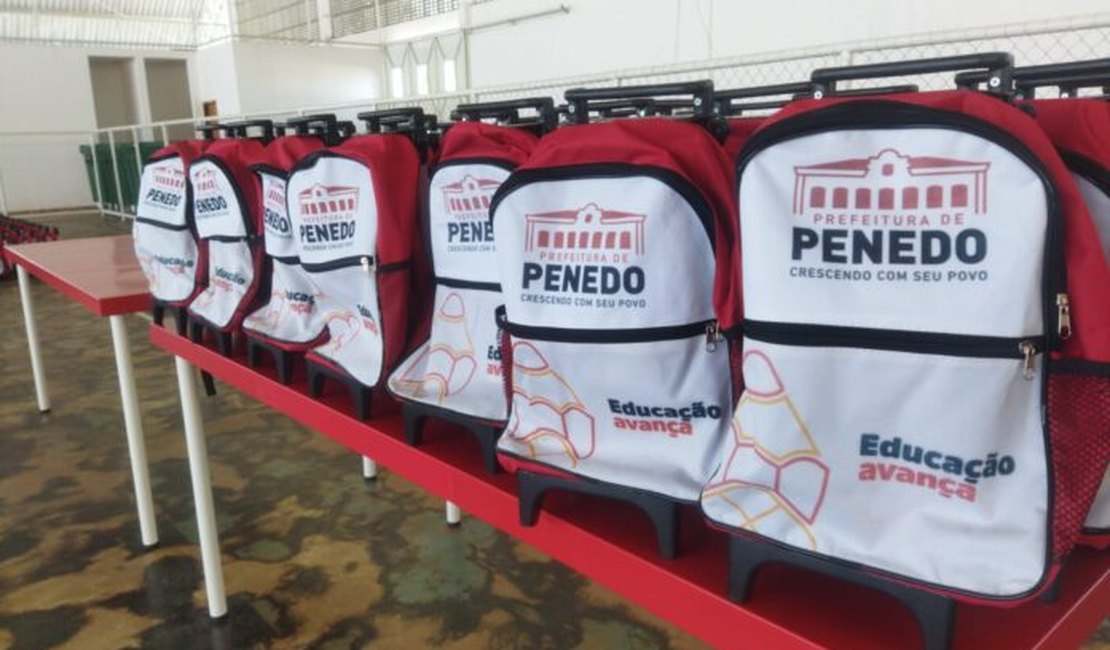 Estudantes da Rede Municipal de Penedo recebem kit escolar