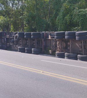 Carreta com carga de granito tomba e deixa motorista ferido na BR-316 em Atalaia