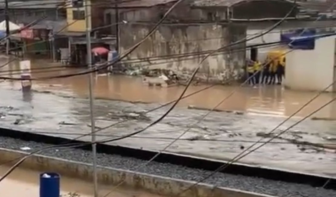 Chuva intensa alaga Vale do Reginaldo e acende alerta da Defesa Civil em Maceió