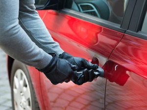 Carro estacionado em rua de Arapiraca é arrombado e tem iphone furtado