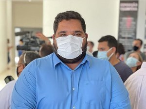 Vereador Túlio Freire solicita compra emergencial de vacinas contra a covid-19 para Arapiraca