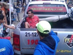 [Vídeo] Homem rouba produtos de loja, mas é detido por populares