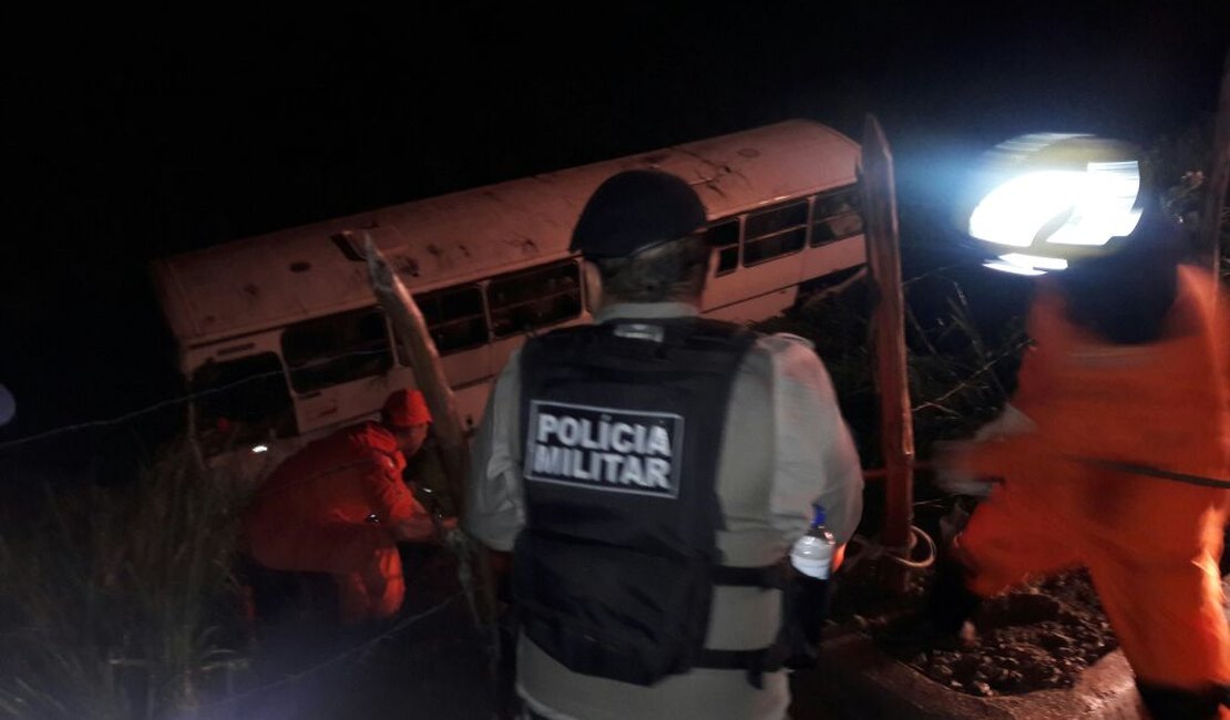 Ônibus que transportava trabalhadores capota e três pessoas ficam feridas na BR-104