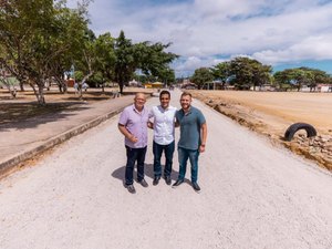 Prefeito em exercício acompanha obras de pavimentação no Eustáquio Gomes