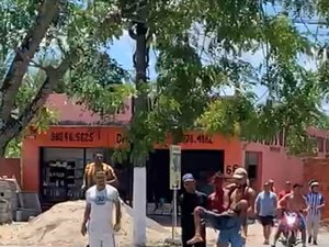 [Vídeo] Antes do clássico, torcedores do CSA e do CRB se enfrentam nas ruas de Maceió