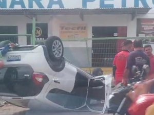 [Vídeo] Motorista fica ferido após carro capotar na Avenida Menino Marcelo, em Maceió