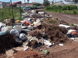 [Vídeo] Lixão se forma em terreno baldio ao lado da UBS João Paulo II