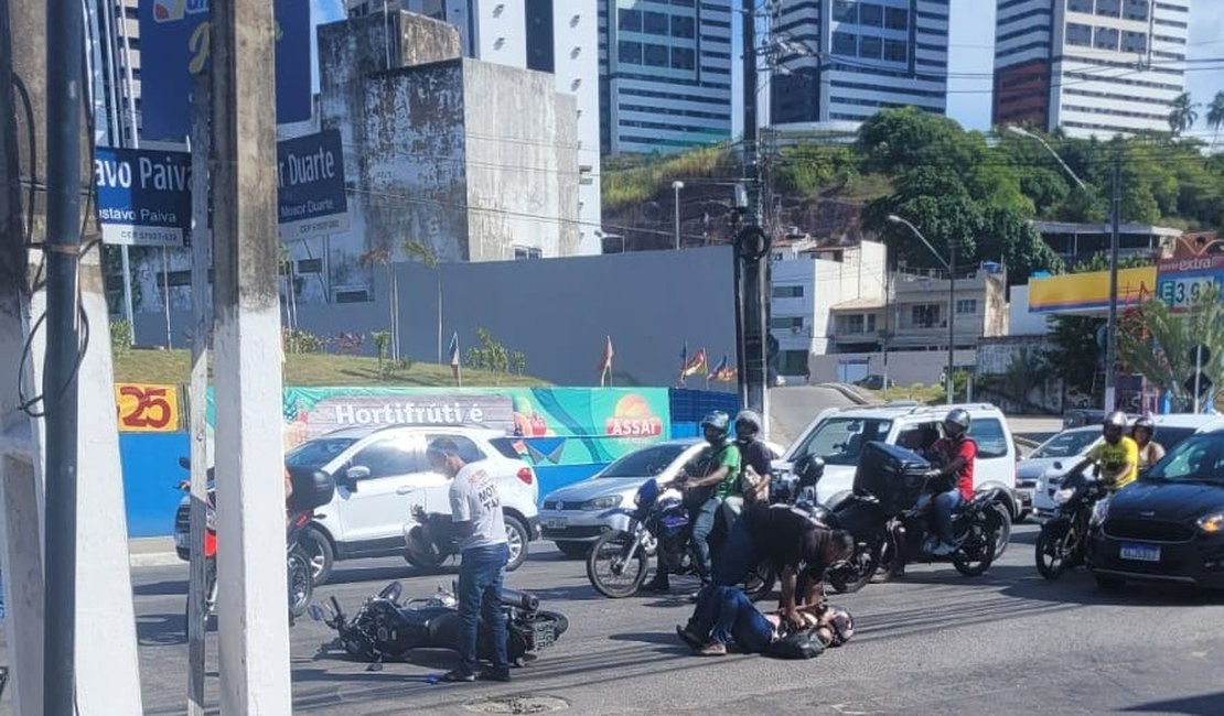 Colisão traseira entre duas motocicletas deixa feridos na Av. Gustavo Paiva