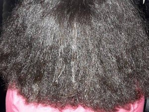 Madrasta alisa à força cabelo de enteada de oito anos