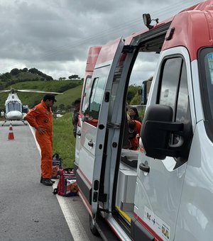 Duas pessoas ficam feridas após capotamento na BR-101 em Joaquim Gomes
