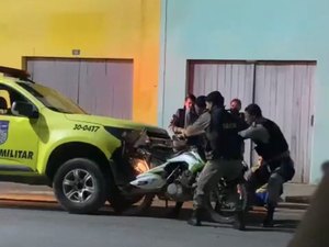 Após fugir com moto sem placa e colidir em viatura da PM, adolescente é detido em Batalha