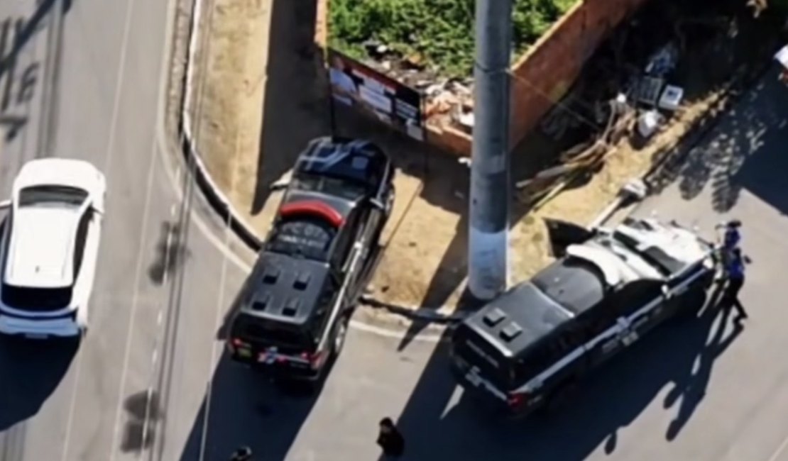 Viatura da Polícia Civil colide com poste após tentar desviar de cachorro em Arapiraca