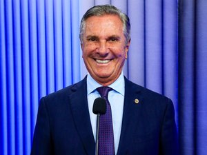 Ex-presidente Fernando Collor deixa presídio e cumpre pena em prisão domiciliar em Maceió