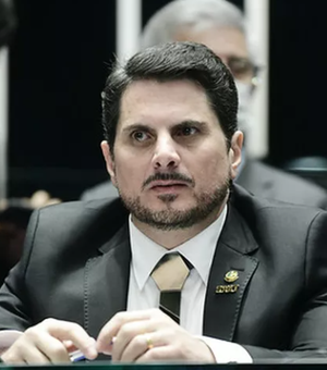 Senador Marcos do Val anuncia renúncia e afirma que Bolsonaro tentou convencê-lo a dar golpe