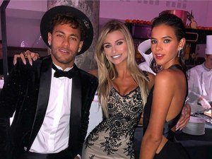 Neymar celebra 26 anos com festa de gala