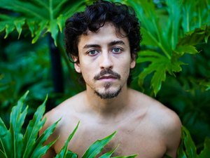 Em defesa dos LGBTQ's, Jesuíta Barbosa assume sexualidade
