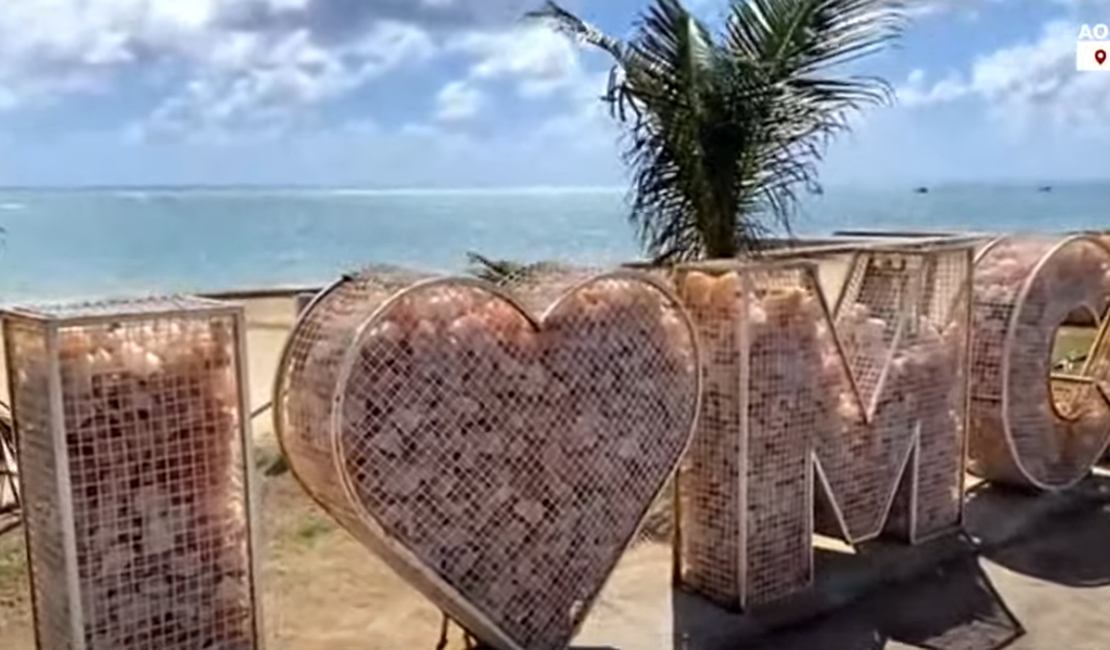 [Vídeo] Toten 'Eu Amo Maceió' é vandalizado e tem pedras furtadas na Jatiúca