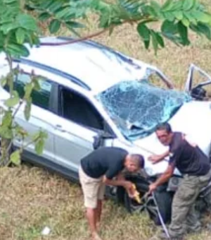 Alagoano morre em grave acidente na BR-104 após carro cair em ribanceira em Pernambuco