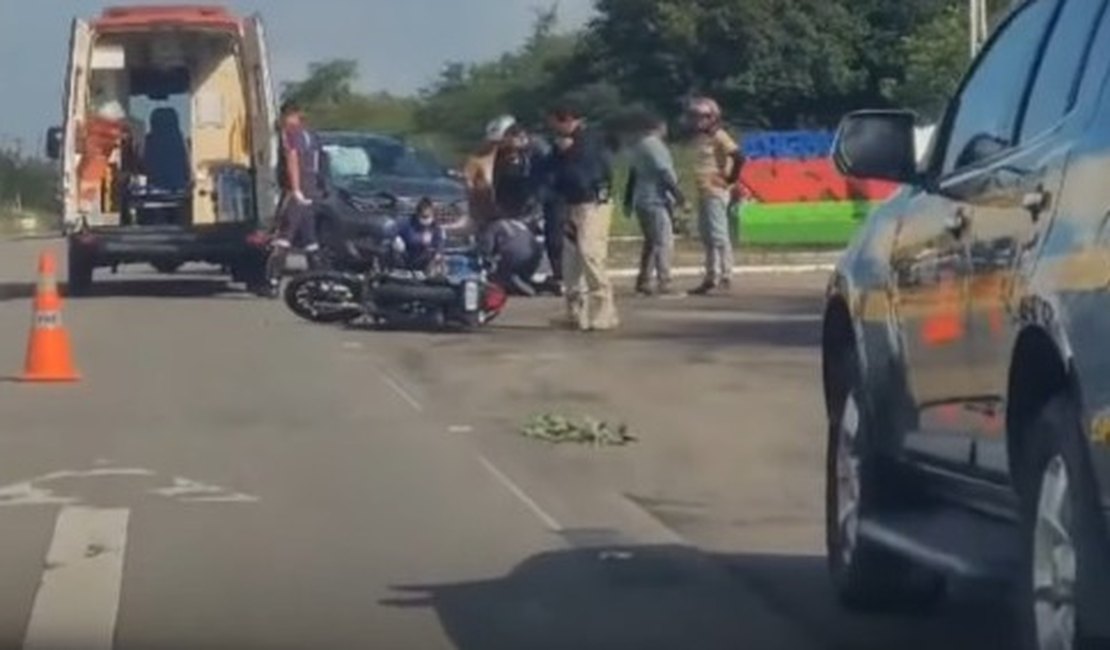 Motociclista fica ferido após colidir contra um carro na AL-115, em Palmeira dos Índios