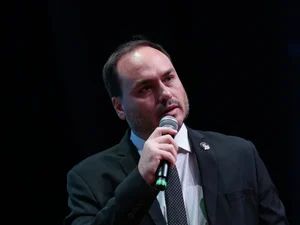Carlos Bolsonaro fala em “oportunistas” após briga com Nikolas Ferreira