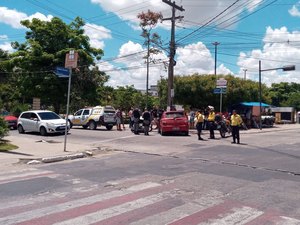 [Vídeo] Acidente entre carro e moto para o trânsito no Parque Ceci Cunha, no Centro de Arapiraca