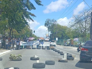 [Vídeo] Funcionários do Hospital Veredas fazem novo protesto por atraso salarial nesta quarta-feira (10)