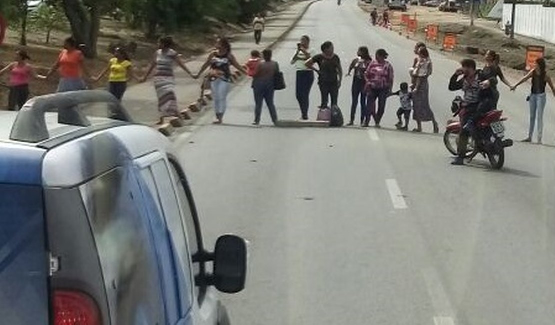 Transferência de presos gera protesto com via interditada em frente ao Baldomero