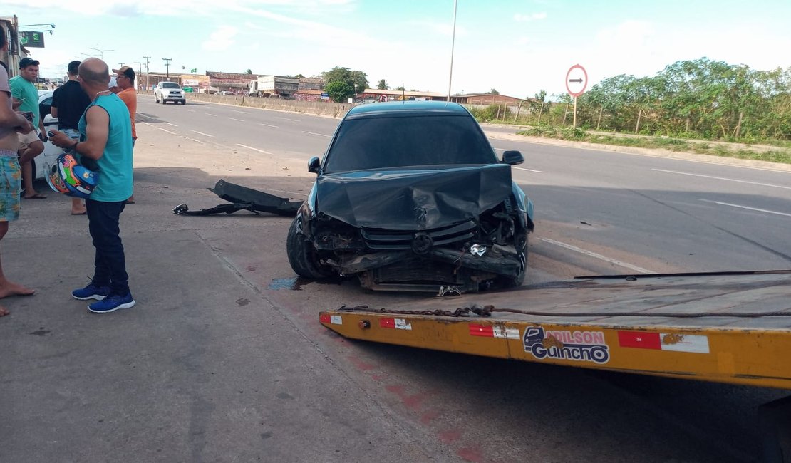 [Vídeo]  Discussão entre irmãos resulta em acidente de trânsito em trecho da AL-110