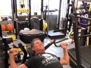 Ao som de 'Welcome to the Jungle', Stallone treina para viver novo Rambo