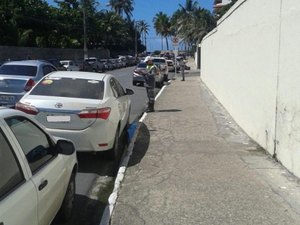 SMTT autua 28 motoristas e recolhe dois veículos estacionados em locais proibidos