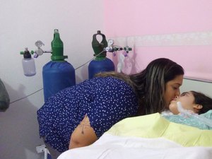 Menina com paralisia tem a vida ligada a tomadas e mãe vive angústia; 'Se faltar luz, minha filha morre'