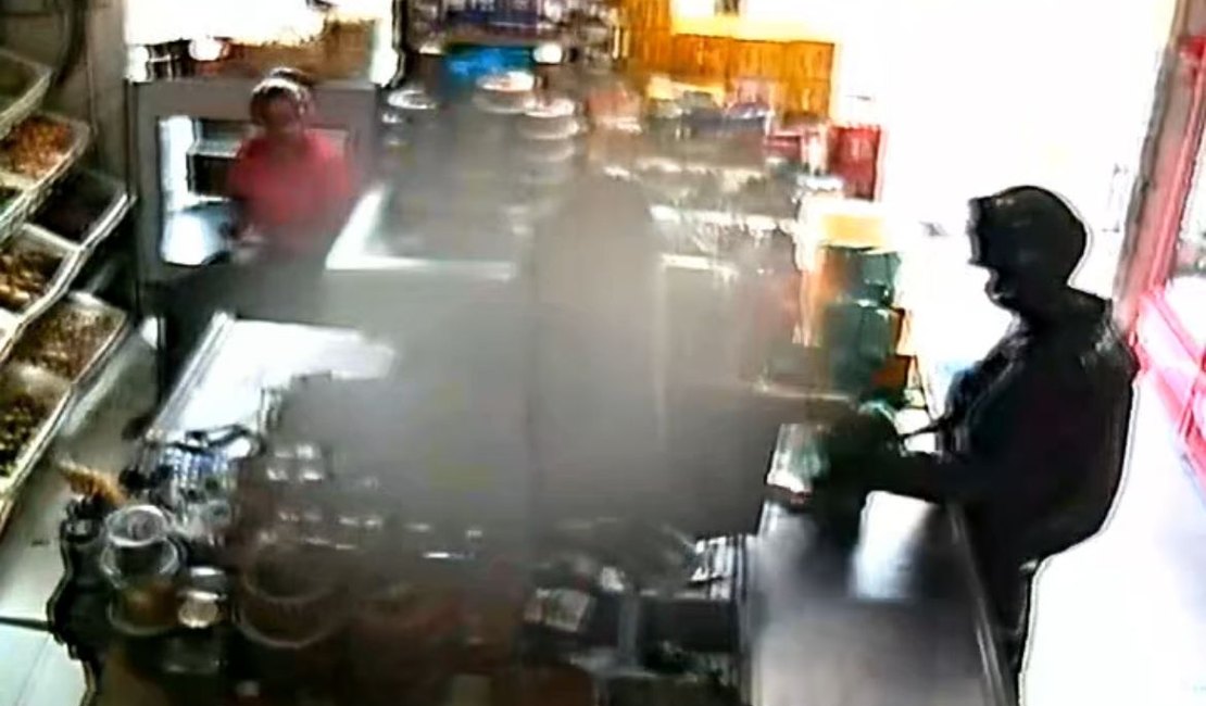 Câmeras flagram assalto a mercadinho na cidade de Santana do Ipanema