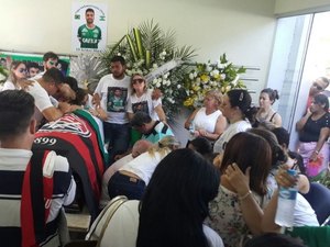 Familiares e amigos se reúnem para dar o último adeus a Arthur Maia