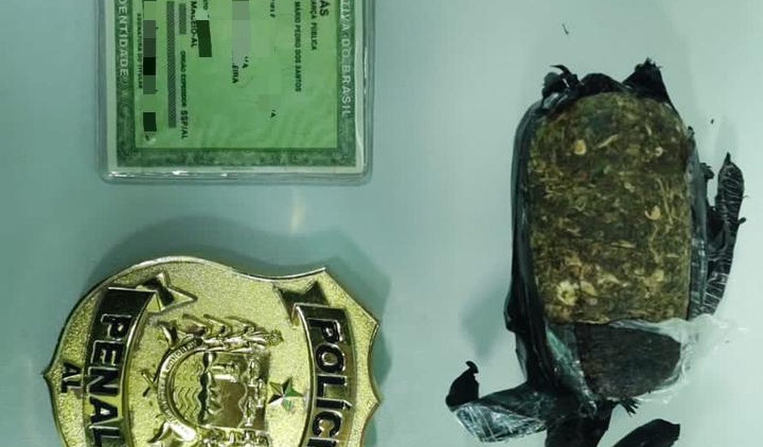 Acompanhada dos filhos menores, mulher tenta entrar com droga em presídio