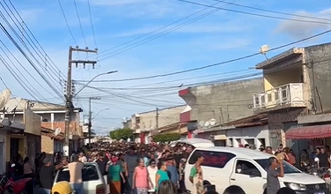 Cortejo marca sepultamento de vítima de atentado no Tabuleiro do Martins