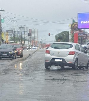 Chuvas agravam alagamentos e travam trânsito em trecho da Av. Menino Marcelo