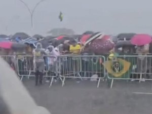 Veja momento em que raio cai durante ato de Nikolas Ferreira em Brasília