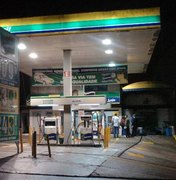 Bandidos se passam por clientes e roubam R$ 12 mil de posto de combustível