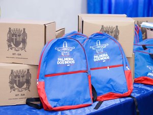 Prefeitura entrega kits escolares para alunos e professores da rede municipal de ensino