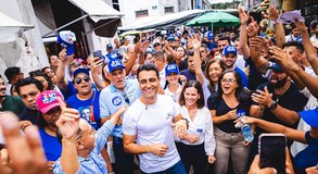 JHC percorre feira de Penedo, recebe apoio de comerciantes e defende modelo de gestão para Alagoas