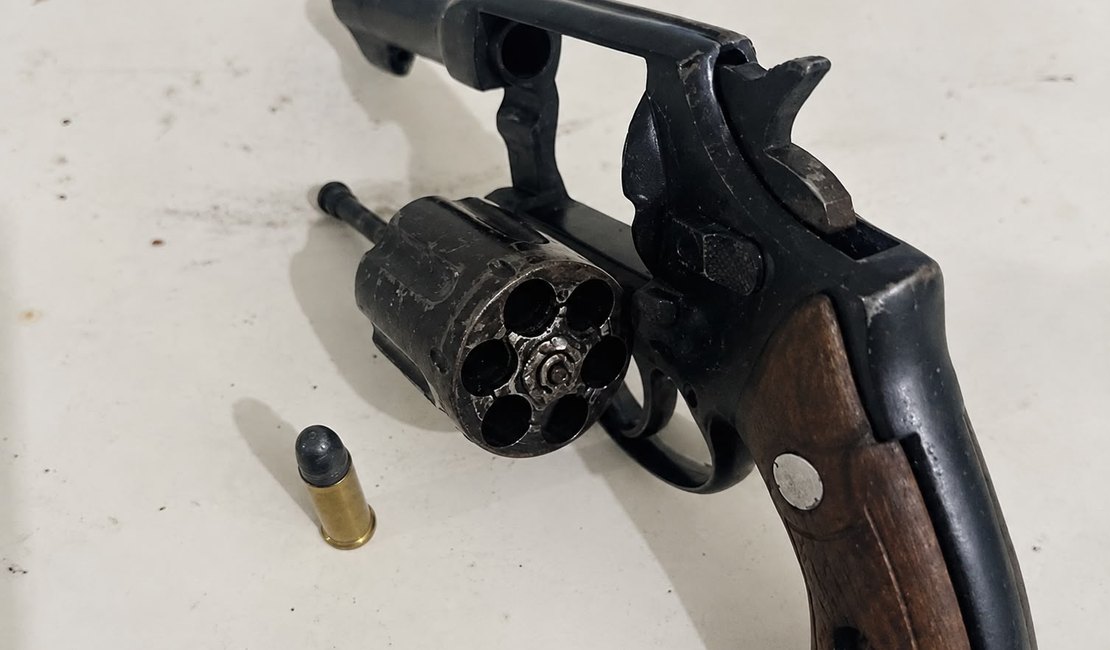 Homem é preso com arma após ameaçar divulgar vídeos íntimos da ex em Piranhas